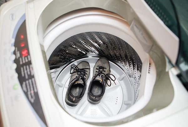 Lavar sapatos de camurça em uma máquina de lavar