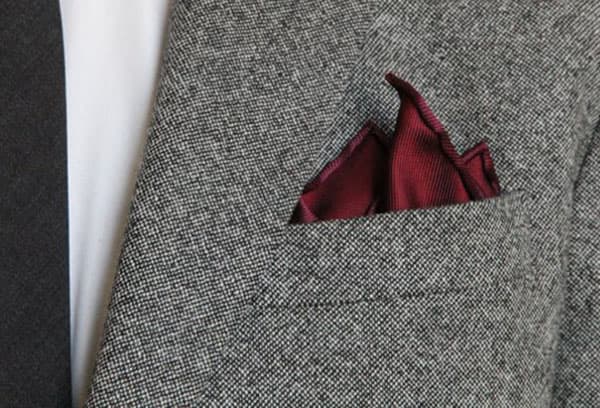 Lenço de seda no bolso da jaqueta masculina
