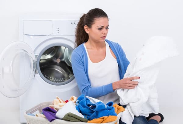 Dívka položí prádlo