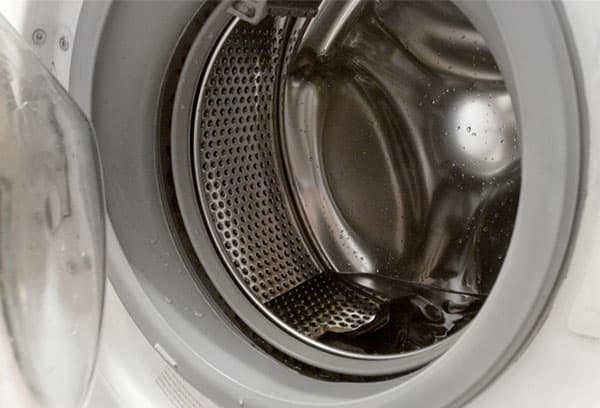 מים במיכל מכונת הכביסה