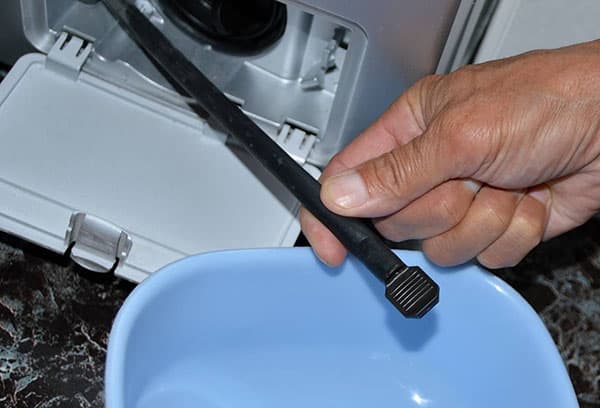 Scurgerea de urgență a apei din mașina de spălat