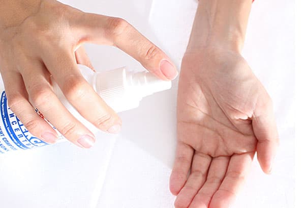 Ārstēšana ar rokām ar antiseptisku līdzekli
