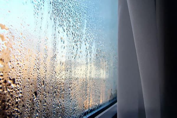 Condensación en el cristal de la ventana.