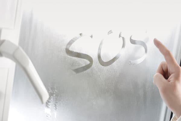 SOS inscriptie op beneveld glas