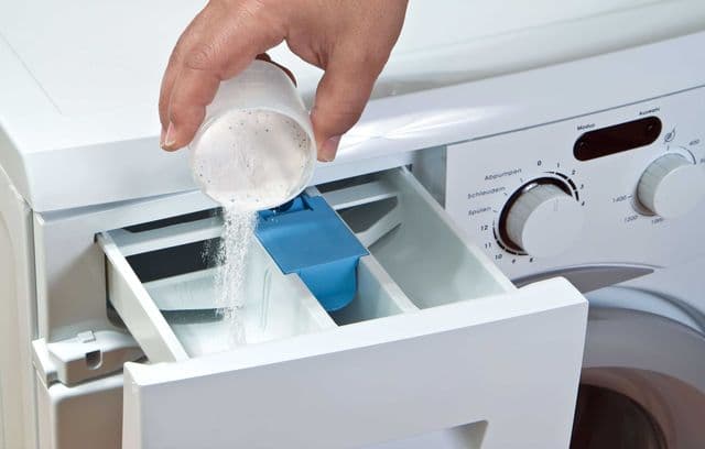 Pulver i vaskemaskinbrettet