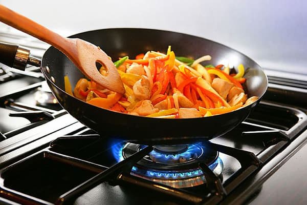 Koken in een pan met antiaanbaklaag