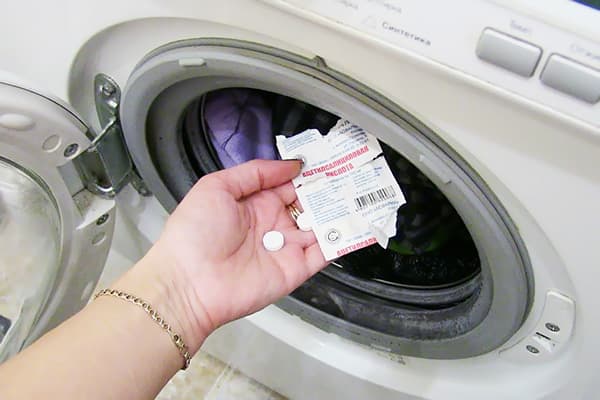 Aspirine toevoegen bij het wassen in een wasmachine