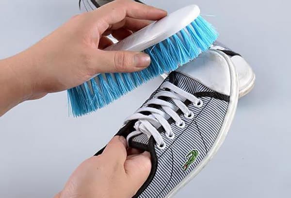 Почистване на обувки