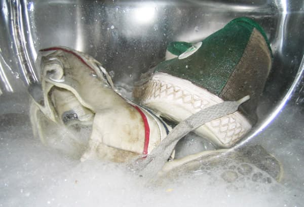 غسل حذاء رياضة في الغسالة