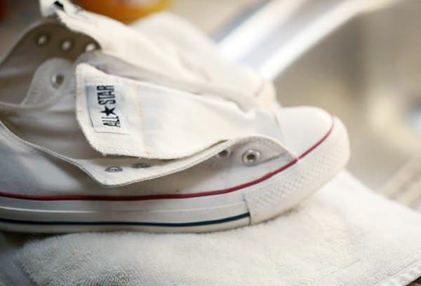 Τα αθλητικά παπούτσια στεγνώνουν μετά το πλύσιμο