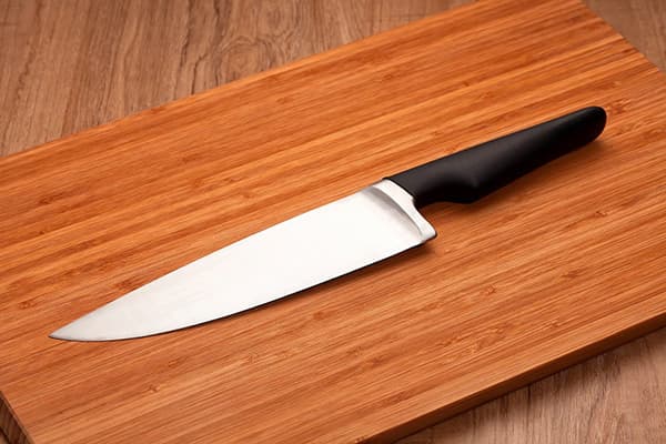 Ganivet a una taula de tallar