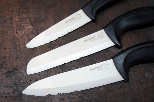 Ganivets de ceràmica vells amb fitxes