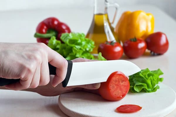 Groenten snijden met een keramisch mes