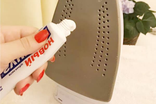 Reinigen Sie das Bügeleisen mit Zahnpasta