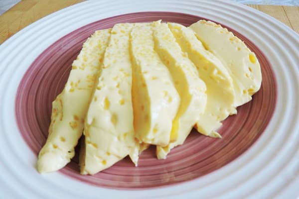 Frodig omelett på en tallerken