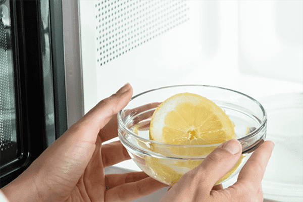 ماء الميكروويف مع الليمون