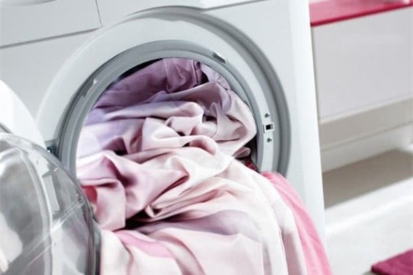 Waschen Sie die Vorhänge in der Waschmaschine