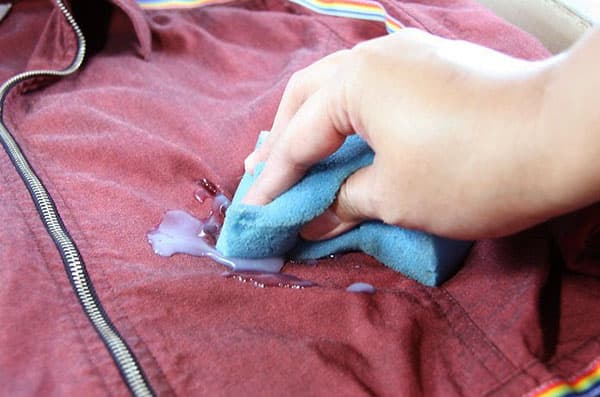 Rengøring af en jakke fra en lizun