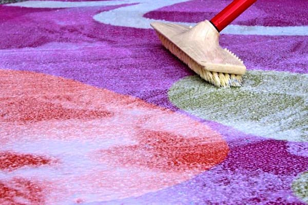 Spilgta daudzkrāsaina paklāja tīrīšana
