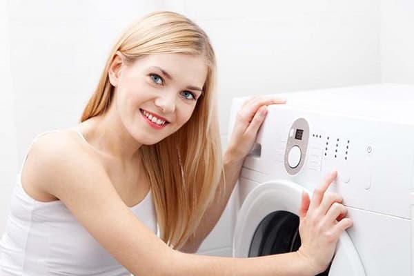 Çamaşır makinesinde kız