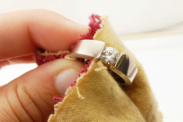 De ring reinigen met een zachte doek