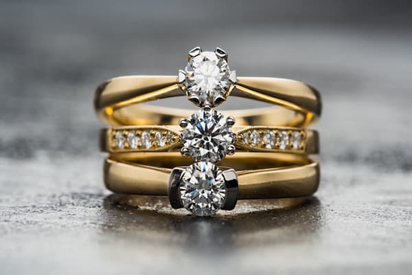 Anéis de ouro com diamantes