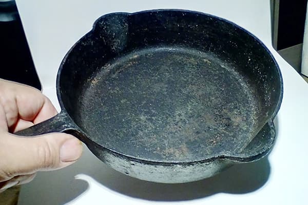 Lumang cast iron pan
