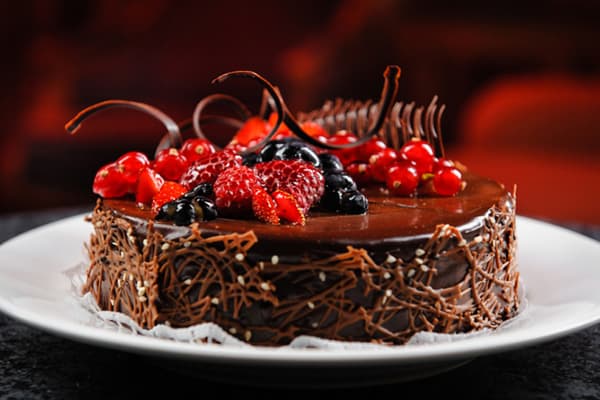 Chocolate cake na may prutas