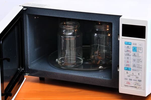 Ang dry isterilisasyon ng mga lata sa microwave