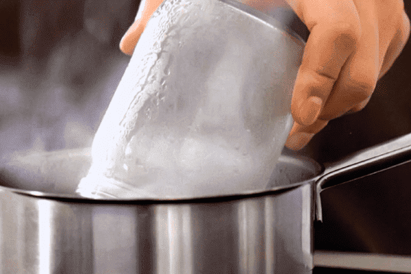 Esterilització de la llauna bullint