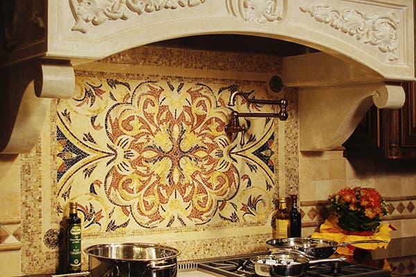 Panell de mosaic sobre l'estufa