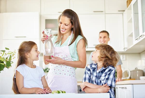 Familie drinkt schoon water