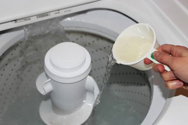 Pievienojiet etiķi veļas mazgājamās mašīnas mucai