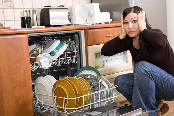 Bulaşık makinesinde kadın