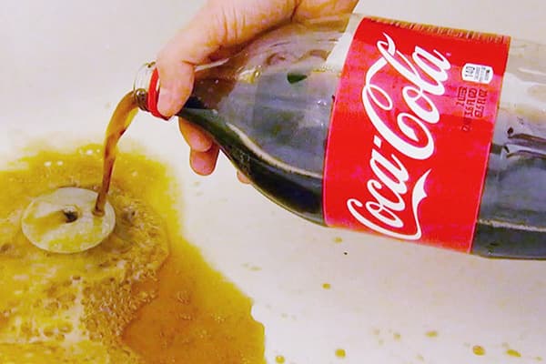 Čistenie kúpeľa Coca-Cola