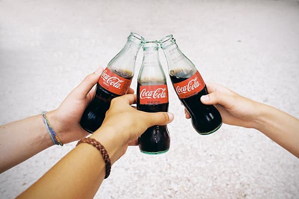 Coca-Cola y Alfombra Blanca