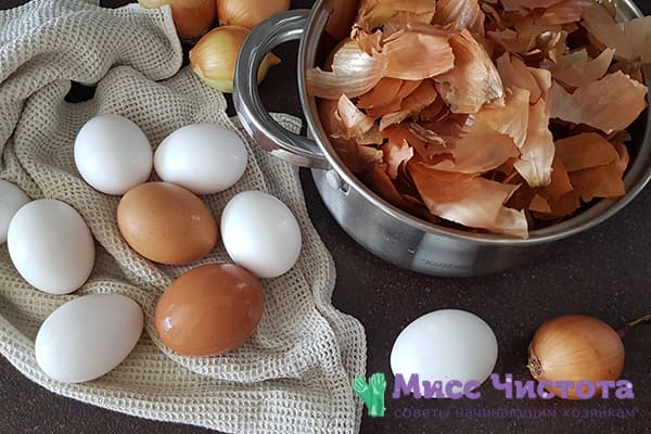Huevos y cáscara de cebolla