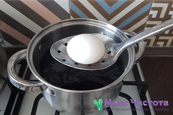 Huevo antes de colorear en caldo de cebolla