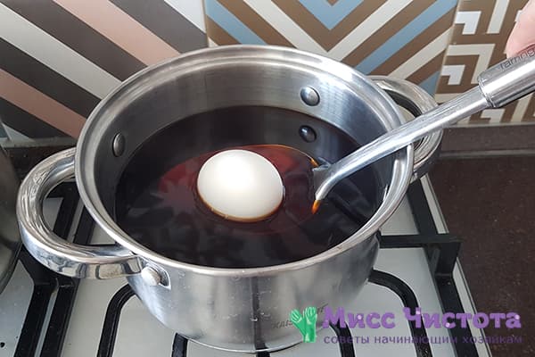 Colorear un huevo con una decocción de cáscaras de cebolla