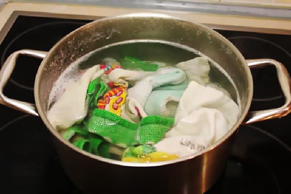 Koken handdoeken in een pan
