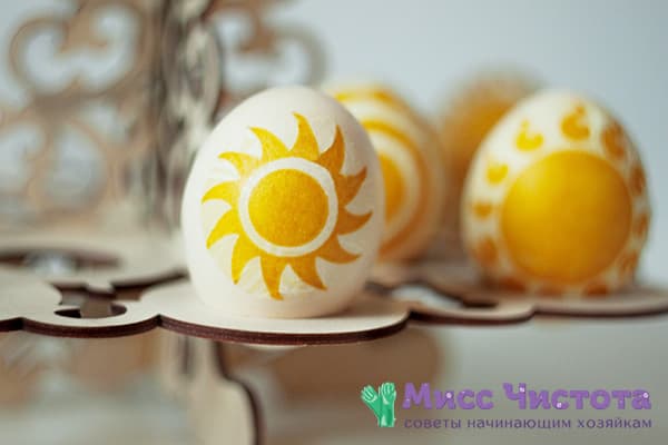 Jadi anda belum mencuba: melukis telur untuk Paskah dengan tuala berwarna