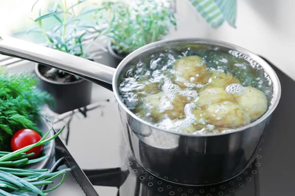 Cuinant les patates en aigua amb salmorra