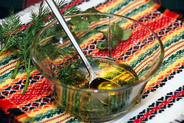 Preljev salate s uljem i slanom vodom