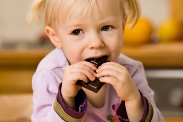 Bambina che mangia ematogeno