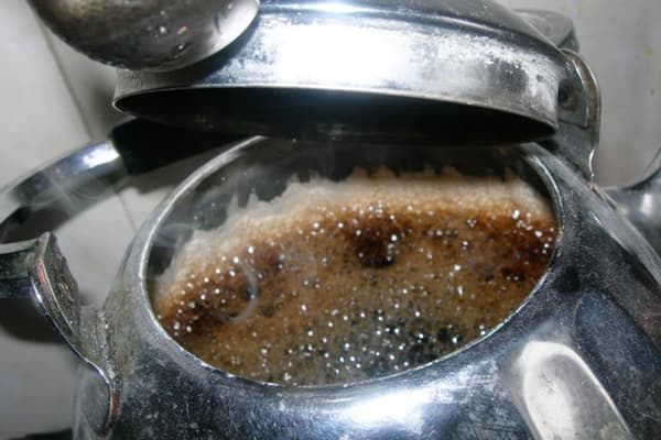 Coca-Cola kookt in een theepot