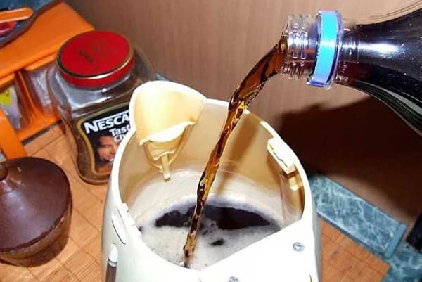 Nettoyer la bouilloire avec du cola