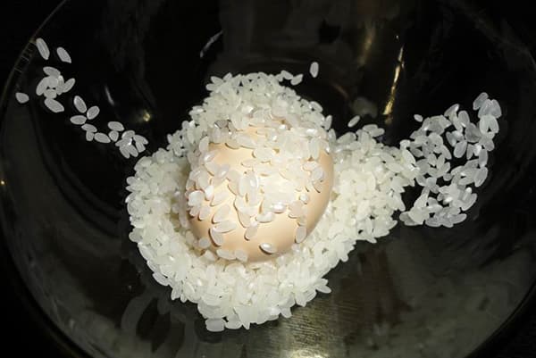 Deshuesar huevos en arroz