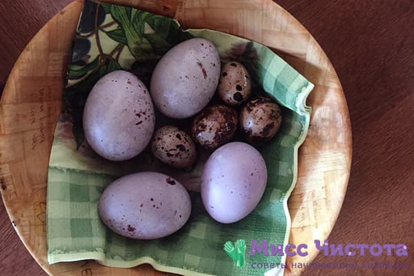 Hibiscusthee gekleurde eieren