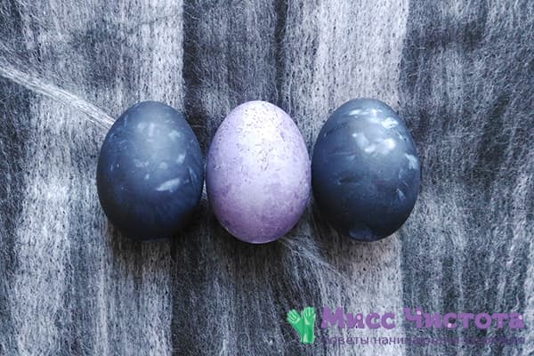 Eieren beschilderd met hibiscusthee in verschillende kleuren.