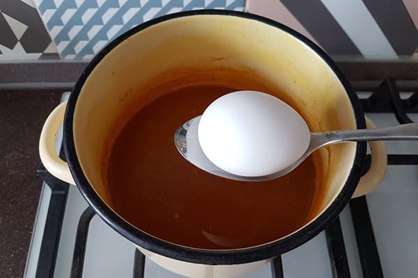 Vitt ägg innan gurkmeja-färgning